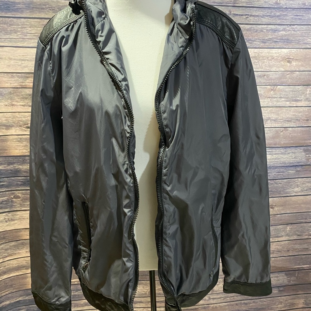 Gray and black wind breaker jacket